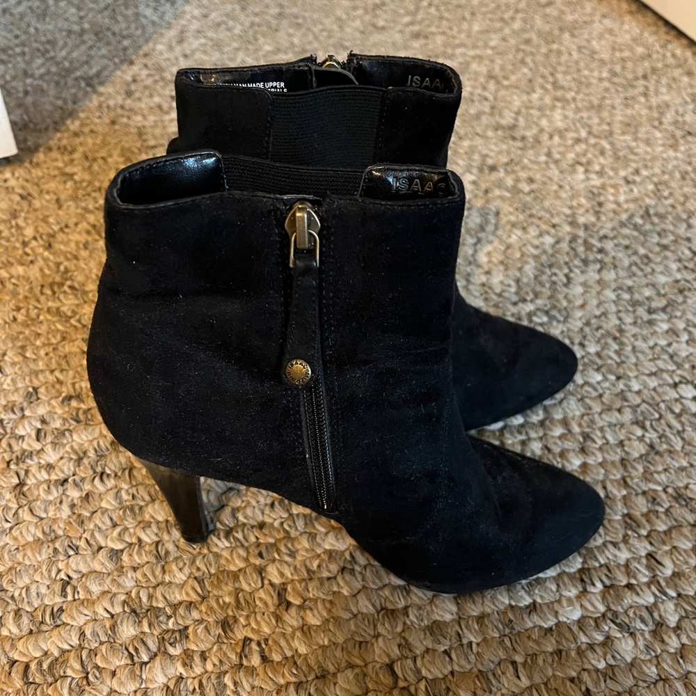 ISAAC MIZRAHI Black Suede Heels